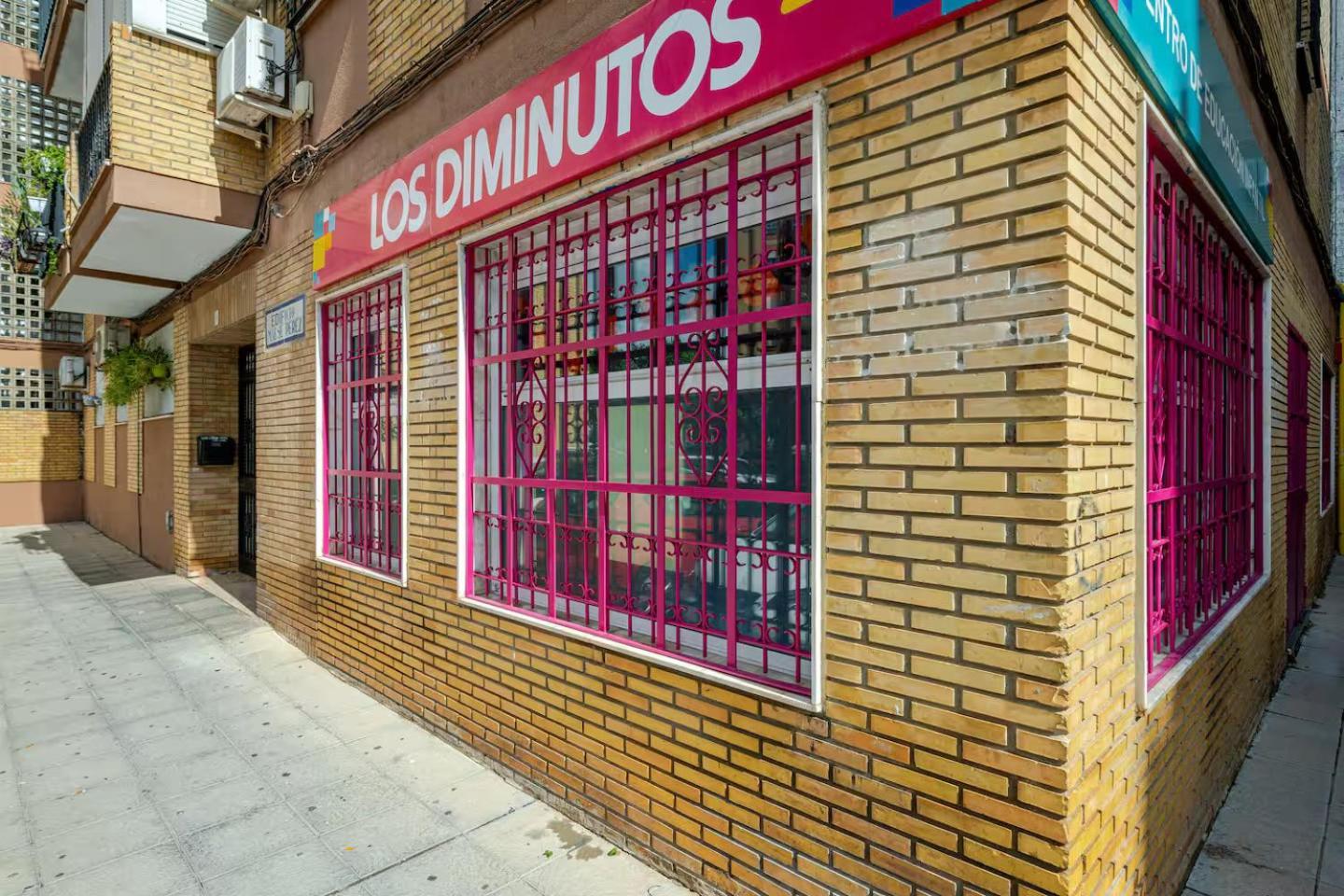 Torneo Free Parking Luminoso Climatizado 7 Pax, Seville